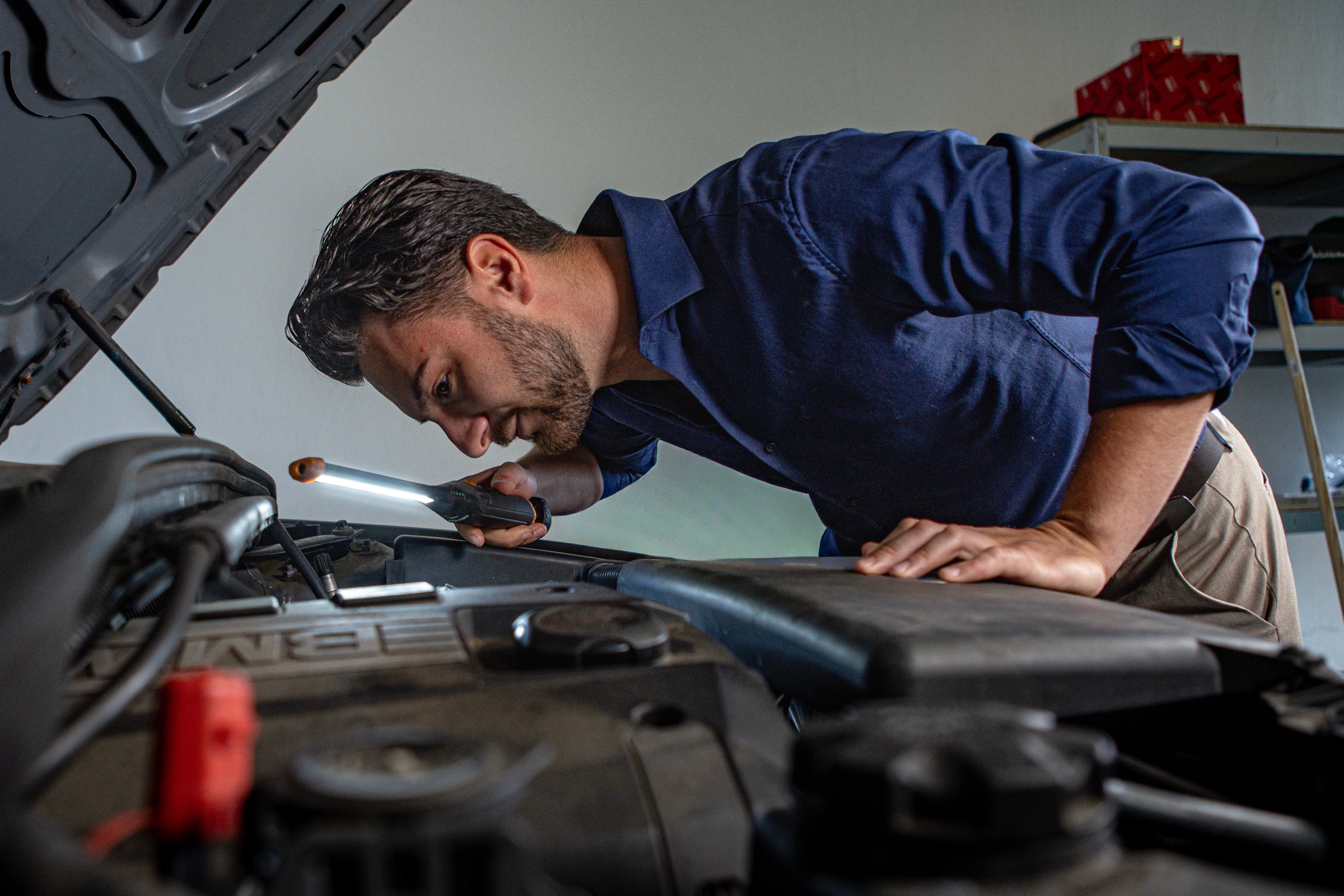 Nico Roberto Giuliani bei der technischen Untersuchung eines Fahrzeugmotors