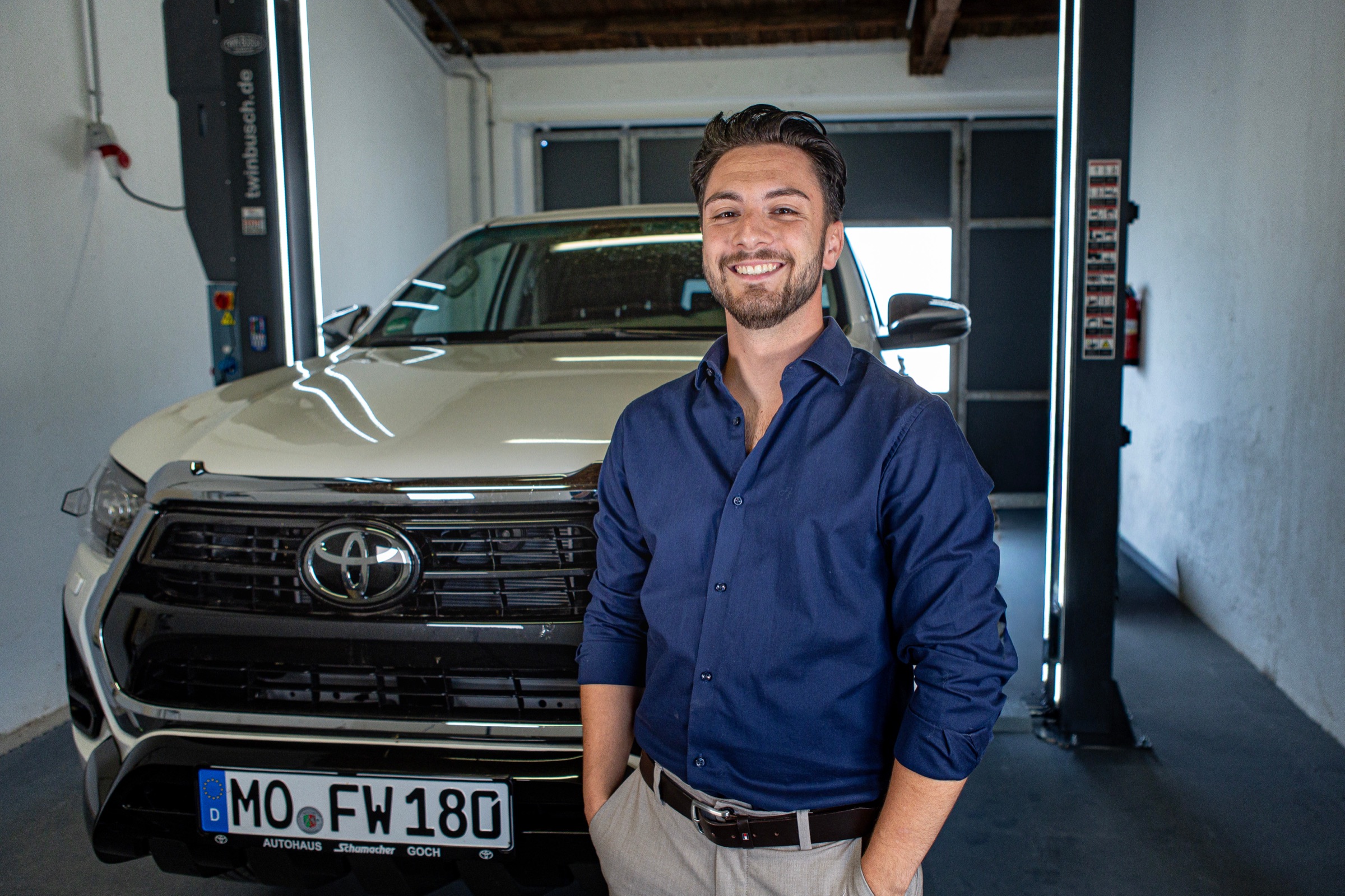 Nico Roberto Giuliani, Kfz-Sachverständiger, bei der Fahrzeugprüfung in der Werkstatt